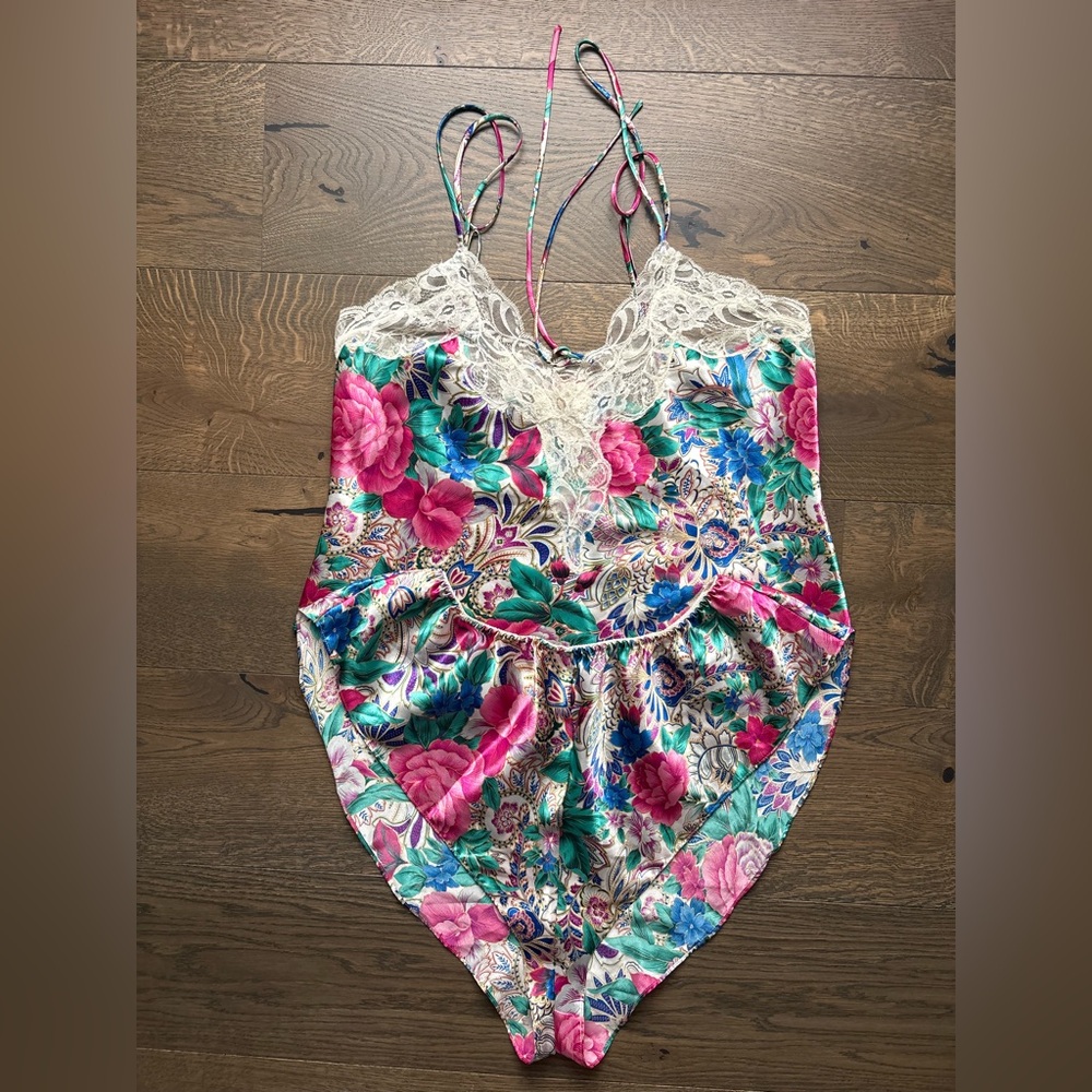 Victoria’s Secret Vintage Set 2pc Gold Label Camisole Top/Shorts Floral Size M